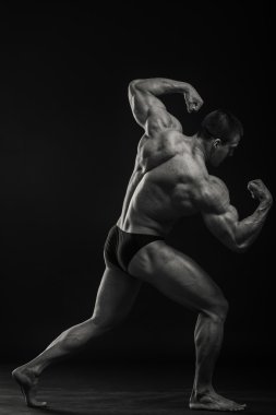 vücut geliştirmeci kasları gösterir