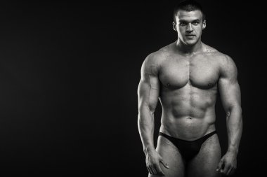 vücut geliştirmeci kasları gösterir