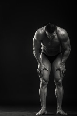 vücut geliştirmeci kasları gösterir