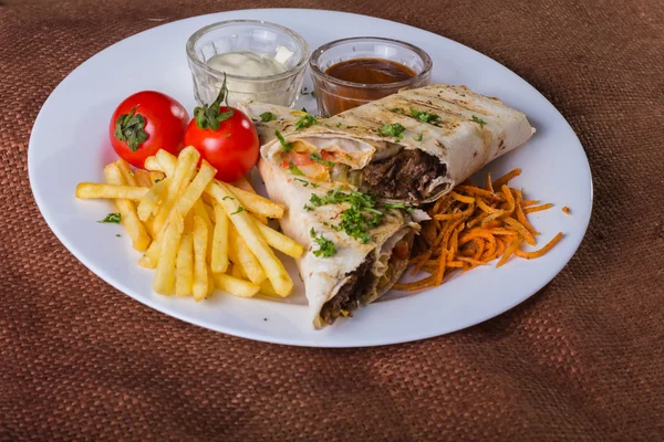 Shoarma met groenten en aardappelen — Stockfoto