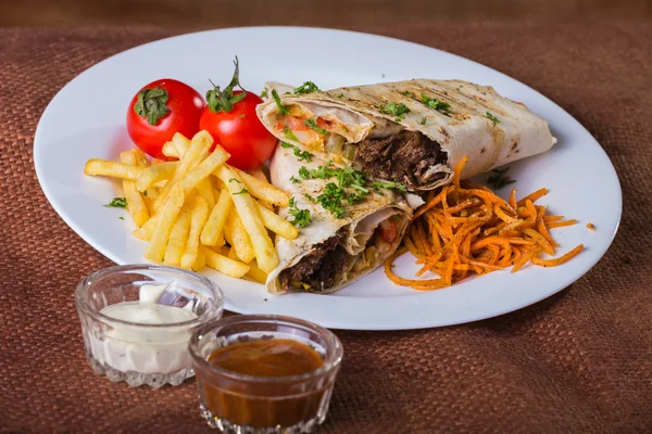 Shawarma med grönsaker och potatis — Stockfoto