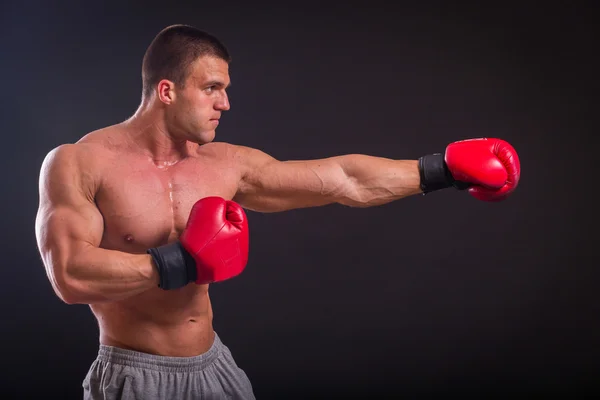 Mannen i boxning handskar — Stockfoto