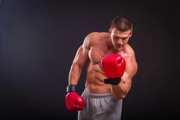 L'uomo con i guanti da boxe — Foto Stock