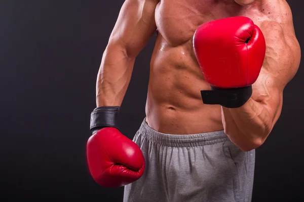 El hombre con guantes de boxeo — Foto de Stock