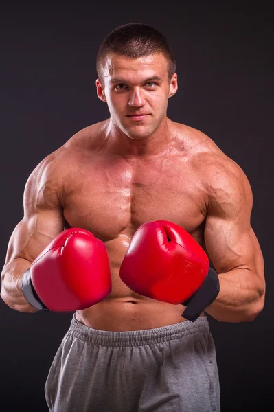 El hombre con guantes de boxeo —  Fotos de Stock