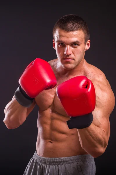 L'uomo con i guanti da boxe — Foto Stock