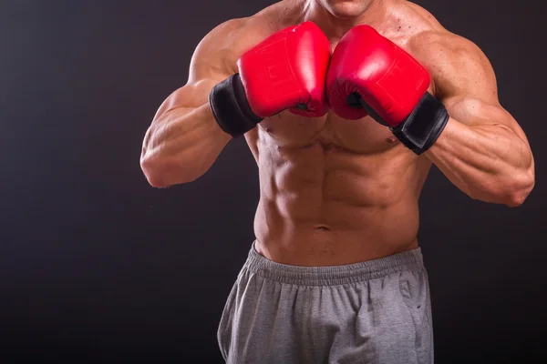 El hombre con guantes de boxeo —  Fotos de Stock