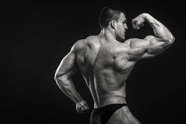 Gespierde man bodybuilder — Stockfoto