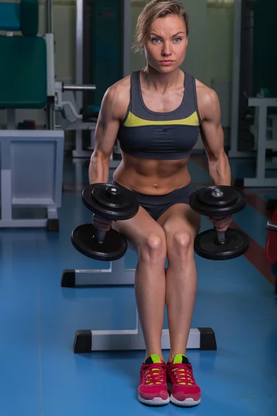 Vrouw doet oefeningen in de sportschool. — Stockfoto