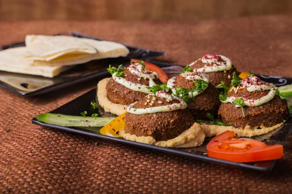 Boulettes de viande avec pain et légumes — Photo