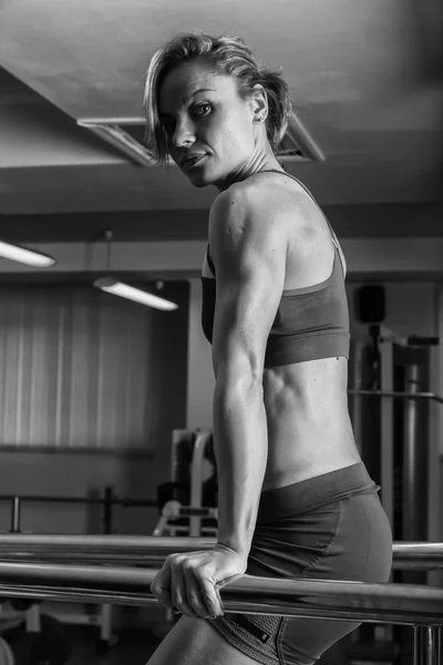 Woman doing exercises in gym. — Stock Photo, Image