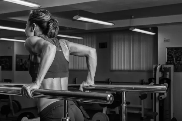 Frau macht Übungen im Fitnessstudio. — Stockfoto