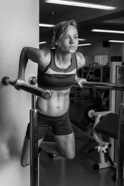 Женщина делает упражнения в спортзале. — стоковое фото