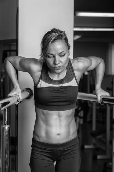 Woman doing exercises in gym. — Stock Photo, Image