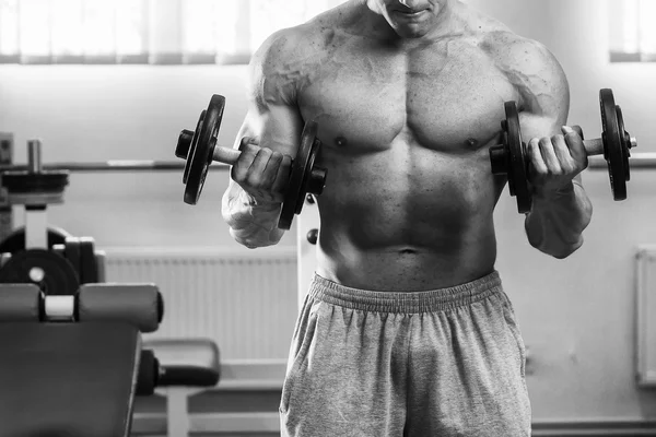 Uomo in palestra con manubri — Foto Stock