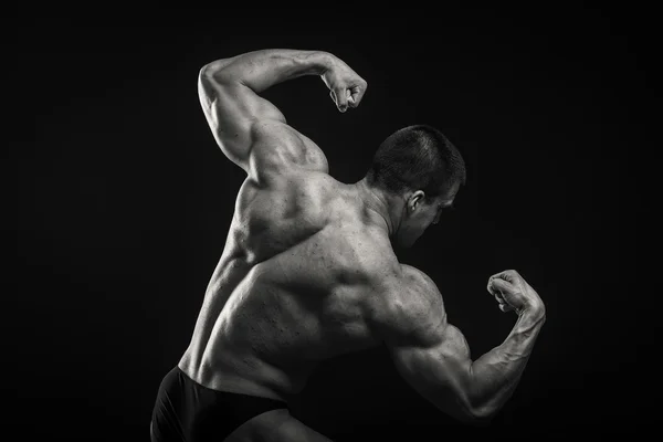 Bodybuilder shows his muscles — Stock Photo, Image