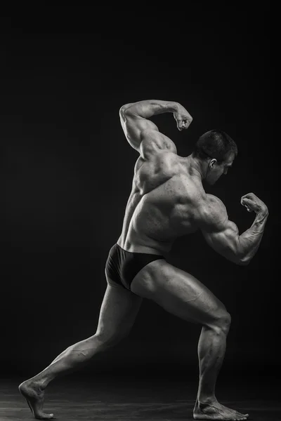 Culturista mostra i suoi muscoli — Foto Stock
