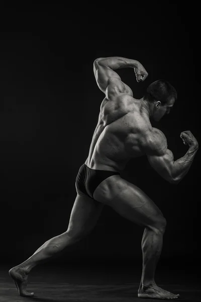 Culturista muestra sus músculos —  Fotos de Stock