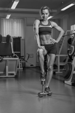 Kadın kaslarını gösteriyor.