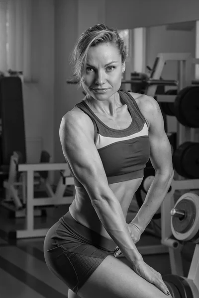 Женщина показывает свои мускулы — стоковое фото