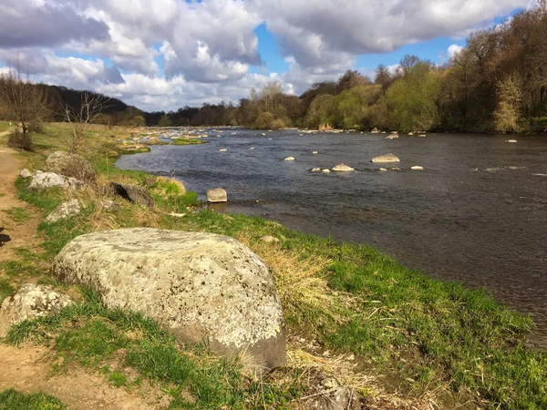 Ampio fiume di primavera — Foto Stock