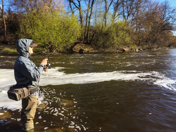 Mann angelt auf dem Fluss — Stockfoto