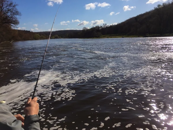 Pescador com fiação na mão — Fotografia de Stock