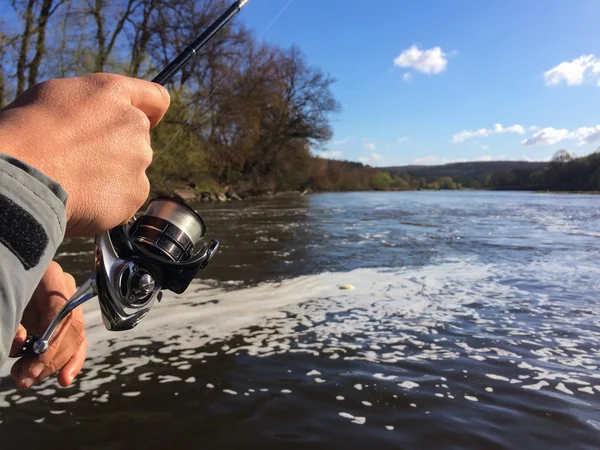 Pescatore con la filatura in mano — Foto Stock