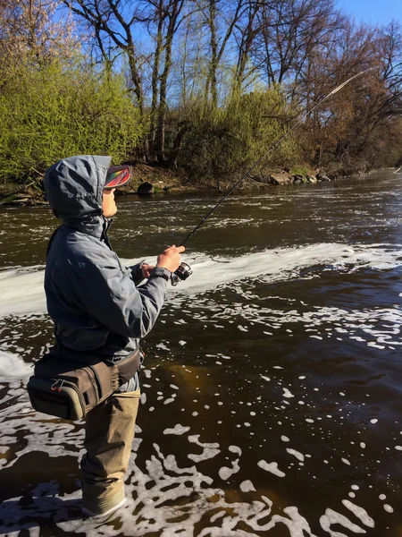 Hombre pescando en el río —  Fotos de Stock