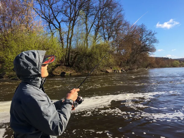Uomo pesca sul fiume — Foto Stock