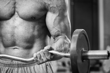 adam dumbbells ile bir spor salonu