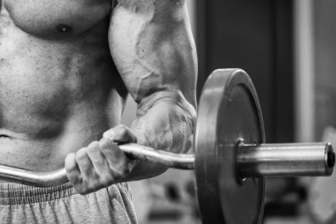 adam dumbbells ile bir spor salonu