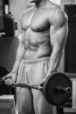 adam dumbbells ile bir spor salonu