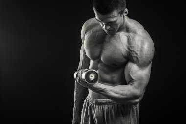 vücut geliştirmeci kasları gösterir