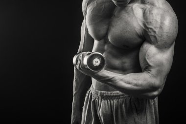 vücut geliştirmeci kasları gösterir