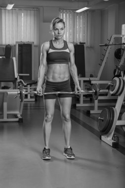 Kadın spor salonunda egzersiz yapıyor..