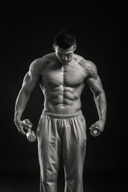 vücut geliştirmeci kasları gösterir