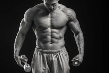 vücut geliştirmeci kasları gösterir