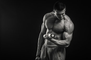 vücut geliştirmeci kasları gösterir