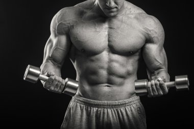 vücut geliştirmeci kasları gösterir