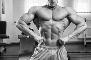 vücut geliştirmeci kasları gösterir