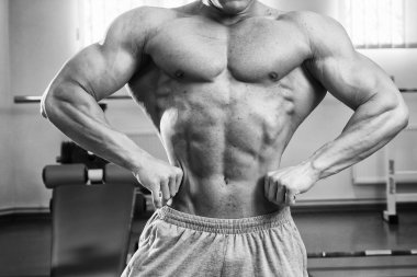 vücut geliştirmeci kasları gösterir