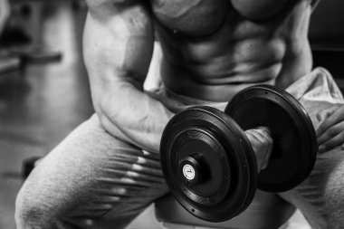 Spor salonunda egzersiz yapan erkek