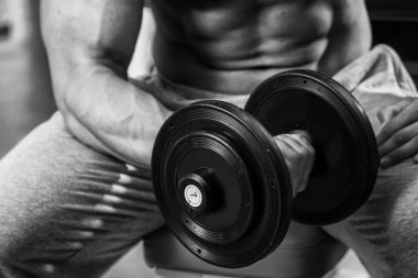 Spor salonunda egzersiz yapan erkek