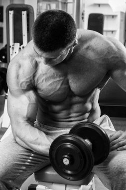 Spor salonunda egzersiz yapan erkek