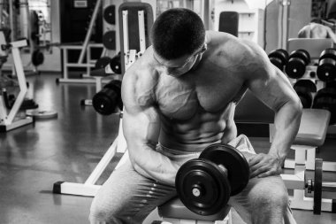 Spor salonunda egzersiz yapan erkek