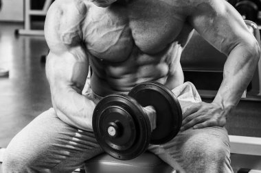 Spor salonunda egzersiz yapan erkek