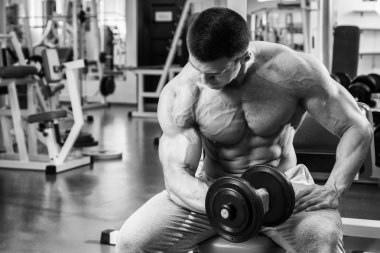 Spor salonunda egzersiz yapan erkek