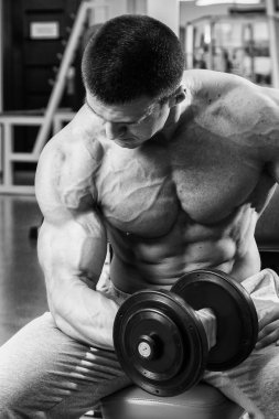 Spor salonunda egzersiz yapan erkek