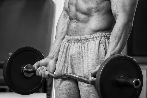 Άνθρωπος σε ένα γυμναστήριο με αλτήρες — Φωτογραφία Αρχείου